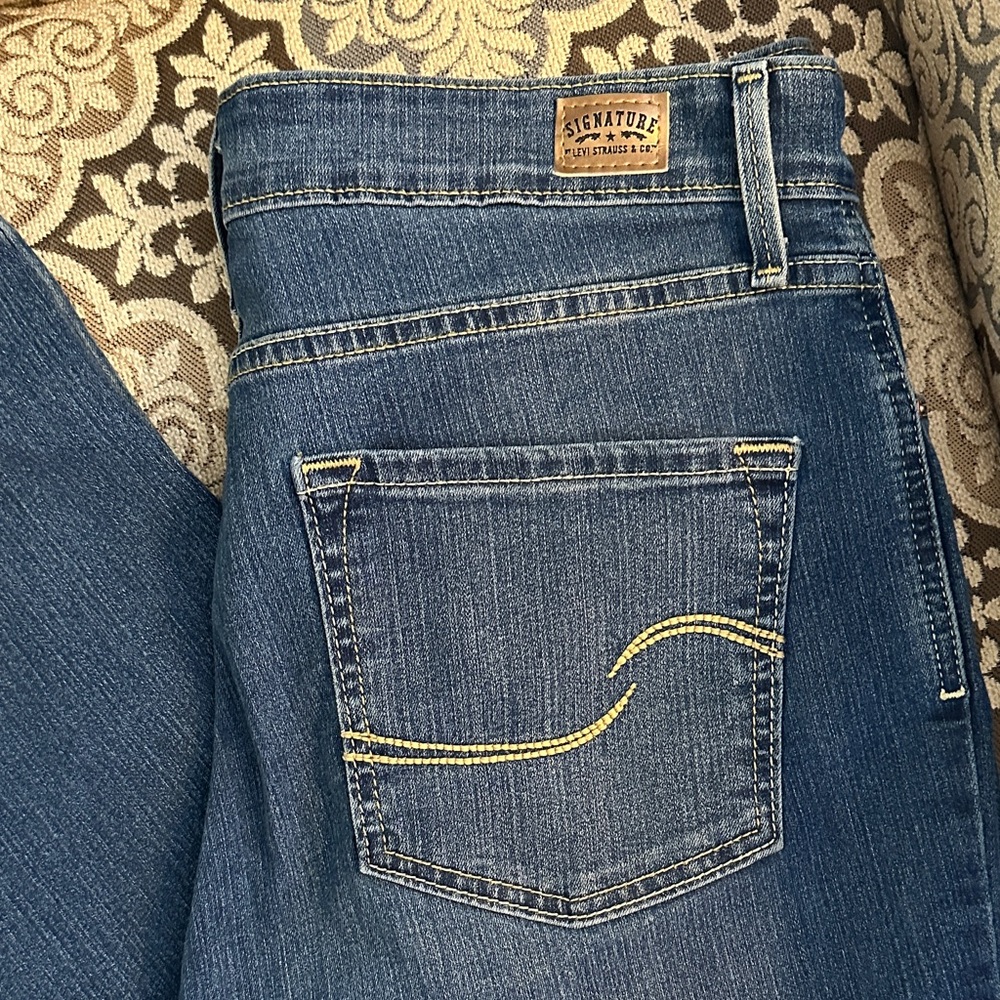 Signature by Levi Women's Totally Shaping Boot Cut Jeans size 10 gently worn